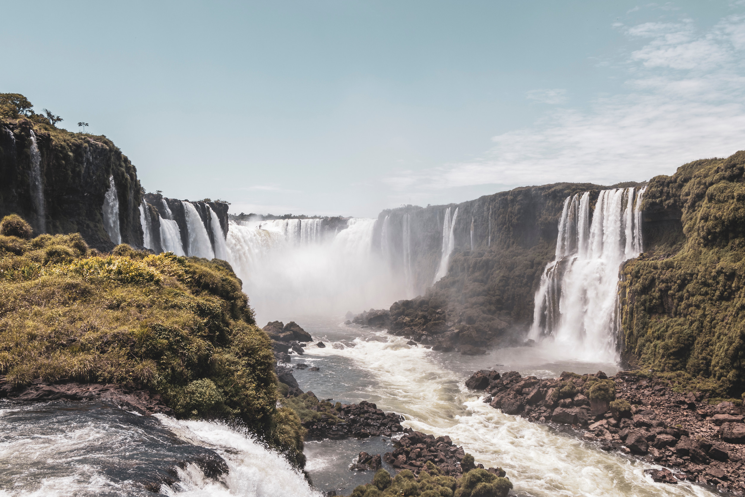 Iguaçu Falls cascading across lush cliffs