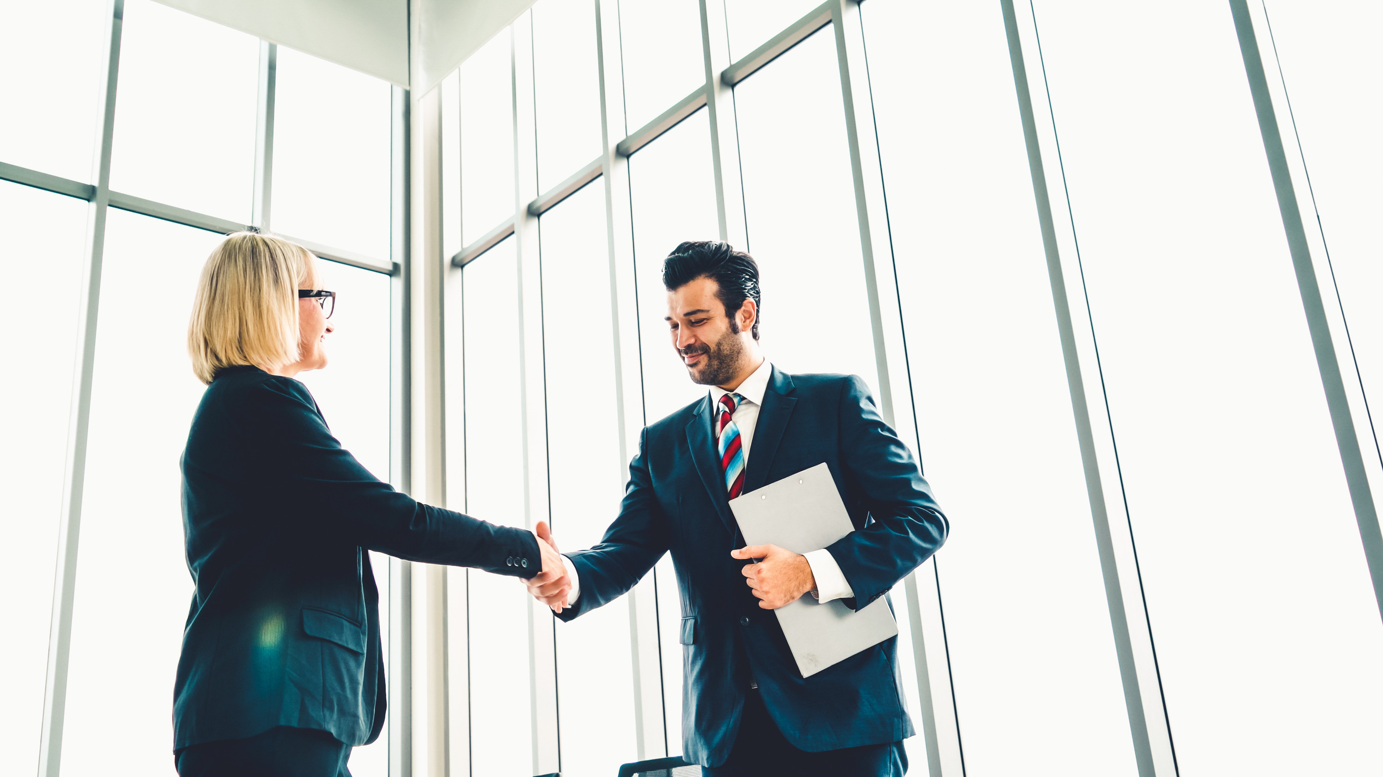 Zakenmensen Handshake In Corporate Kantoor